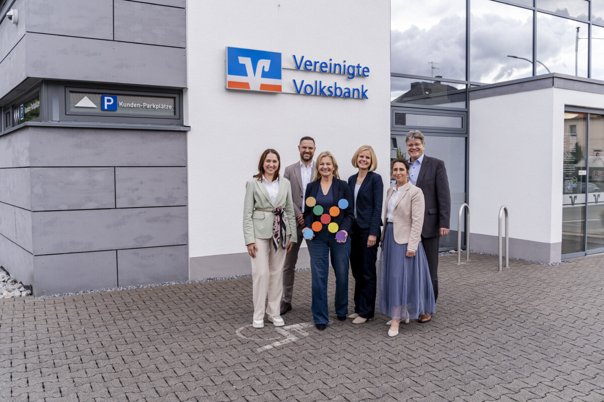 Team der Vereinigten Volksbank vor der Geschäftsstelle in Scherfede