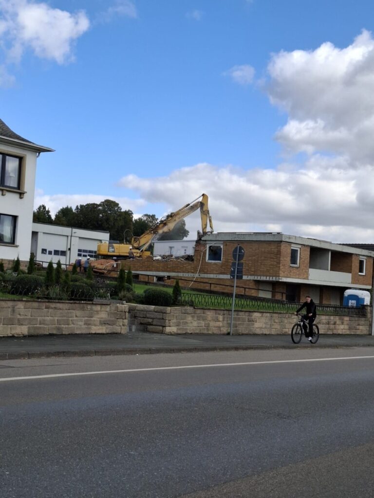 Das bisherige Feuerwehrgerätehaus in Scherfede ist bereits weitgehend abgerissen. Nach Abschluss der Rückbauarbeiten beginnt an gleicher Stelle der Neubau.